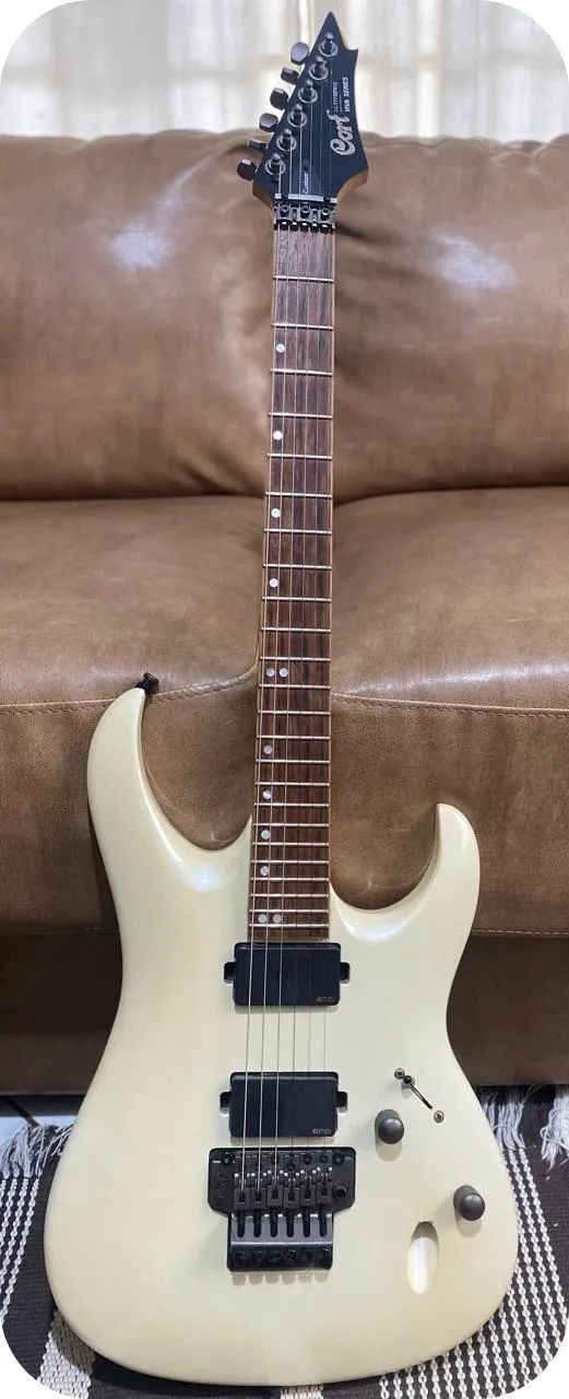 Guitarra Cort Viva Series captação EMG