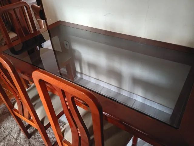 Mesa com tampo de vidro com 8 cadeiras madeira maciça linda