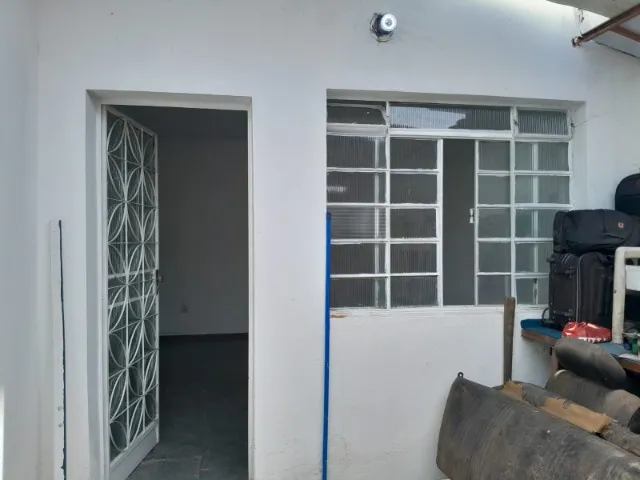 Barracao independente de um quarto grande. Vaga para 3 carros