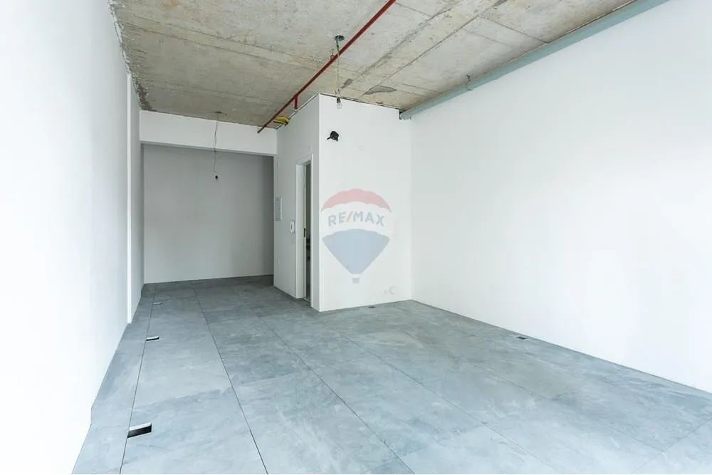 Excelente conjunto comercial novo com 42 mts, 1 vaga, sacada privativa e na melhor localiz - Foto 12