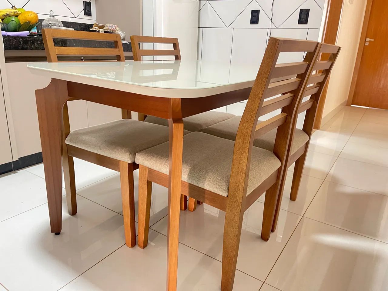 Mesa nova com cadeiras de madeira 