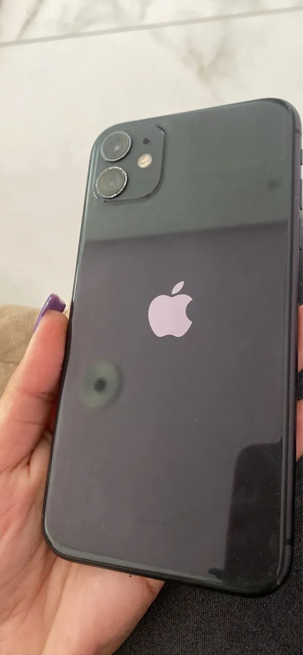 Vendo iPhone 11 sem detalhes 