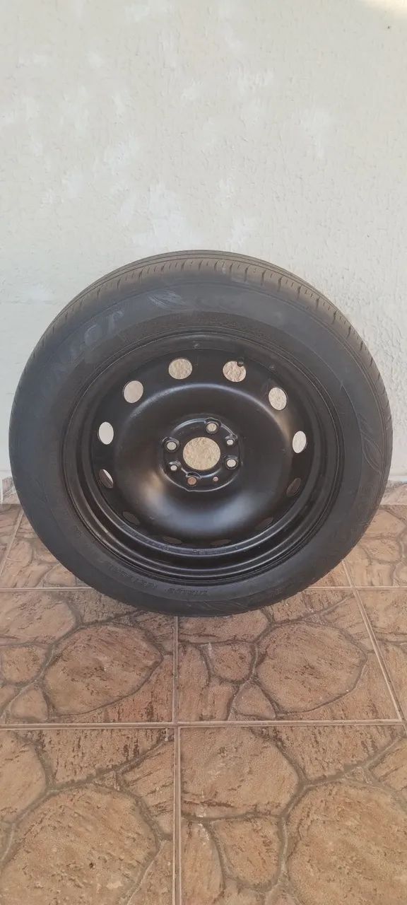 Vendo uma roda com pneu 15 valor r$ 200