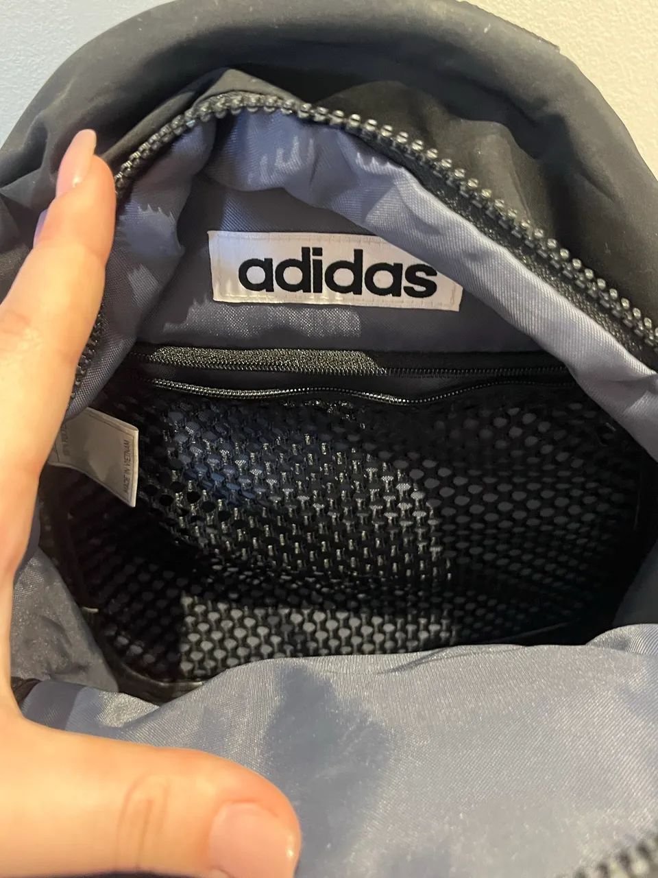 Mochila adidas preta com dourado pequena - Foto 4