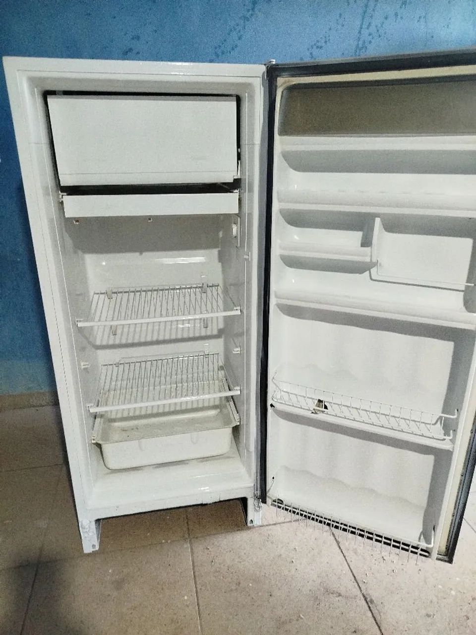 Geladeira bem conservada motor original nunca foi mexido faço entrega dentro da cidade  - Foto 5