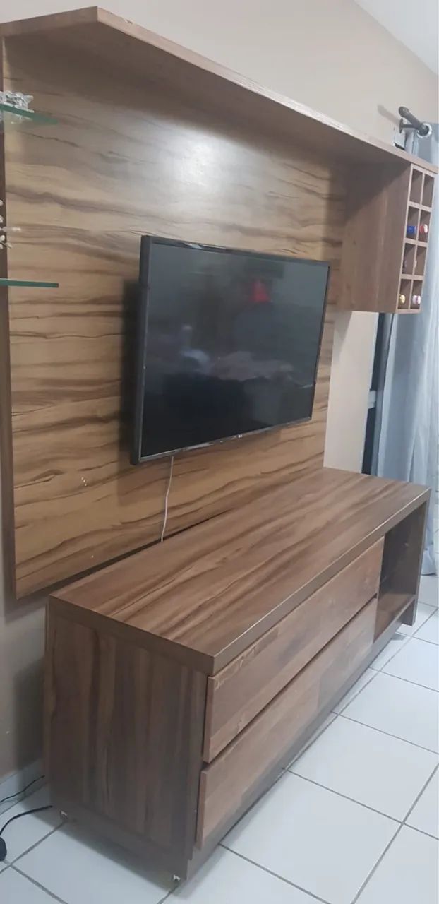 Rack com painel e prateleira ( ?não acompanha a adega )