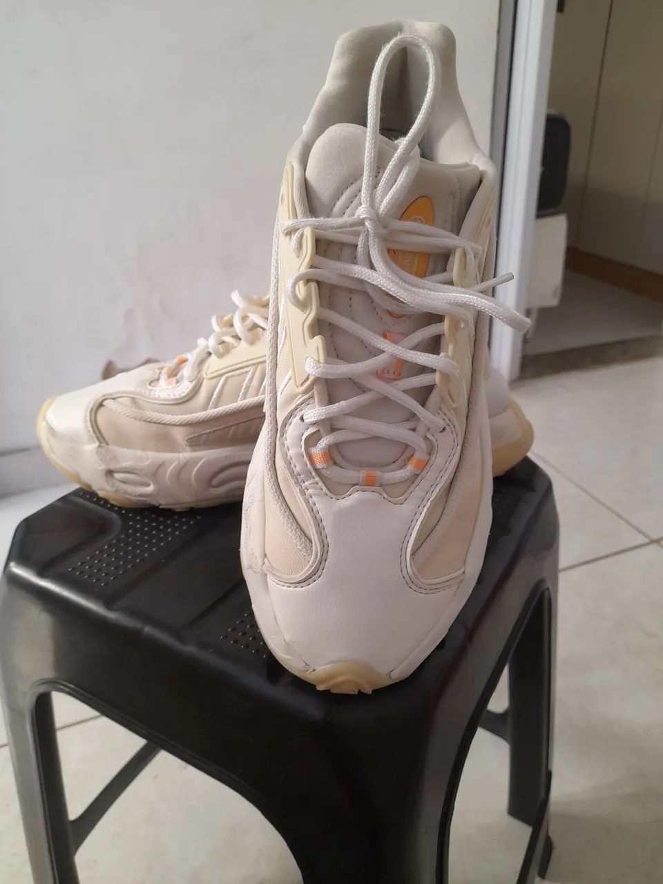 Tênis Adidas Oznova branco com sola grossa de plataforma.