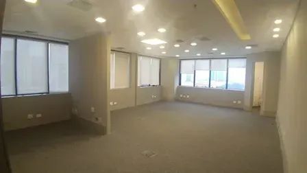 Cj. comercial 75 m², piso elevado de carpete, teto rebaixado, luminárias, ar condicionado 