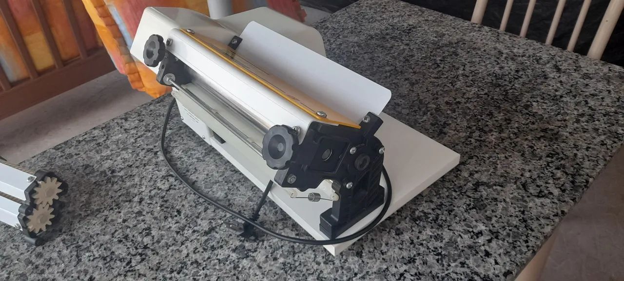 LAMINADOR DE MASSAS 127 volts 28 cm semi novo - Foto 4