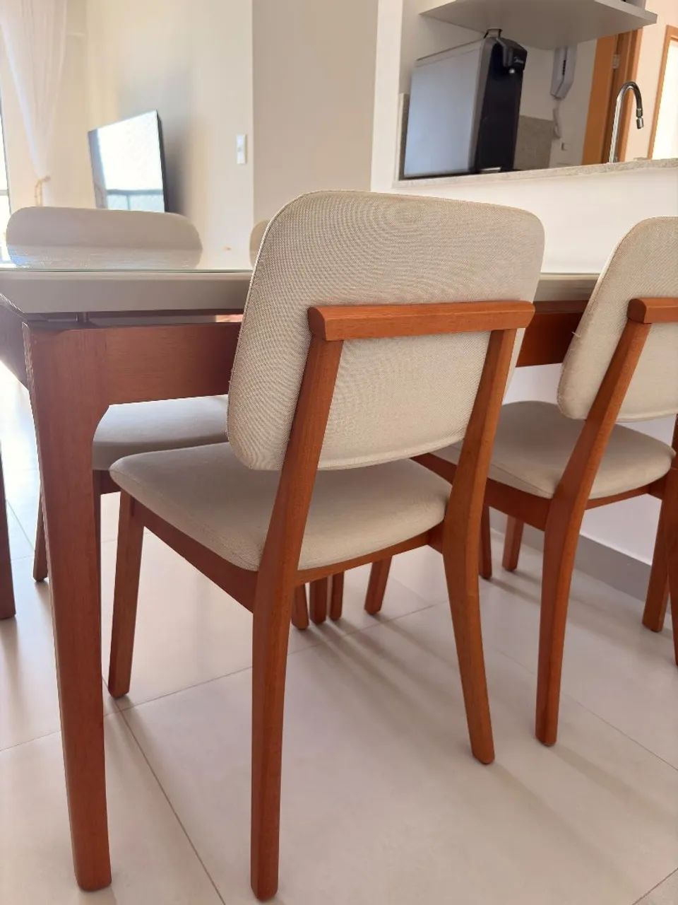 Mesa de madeira com tampo de vidro e 4 cadeiras de linho