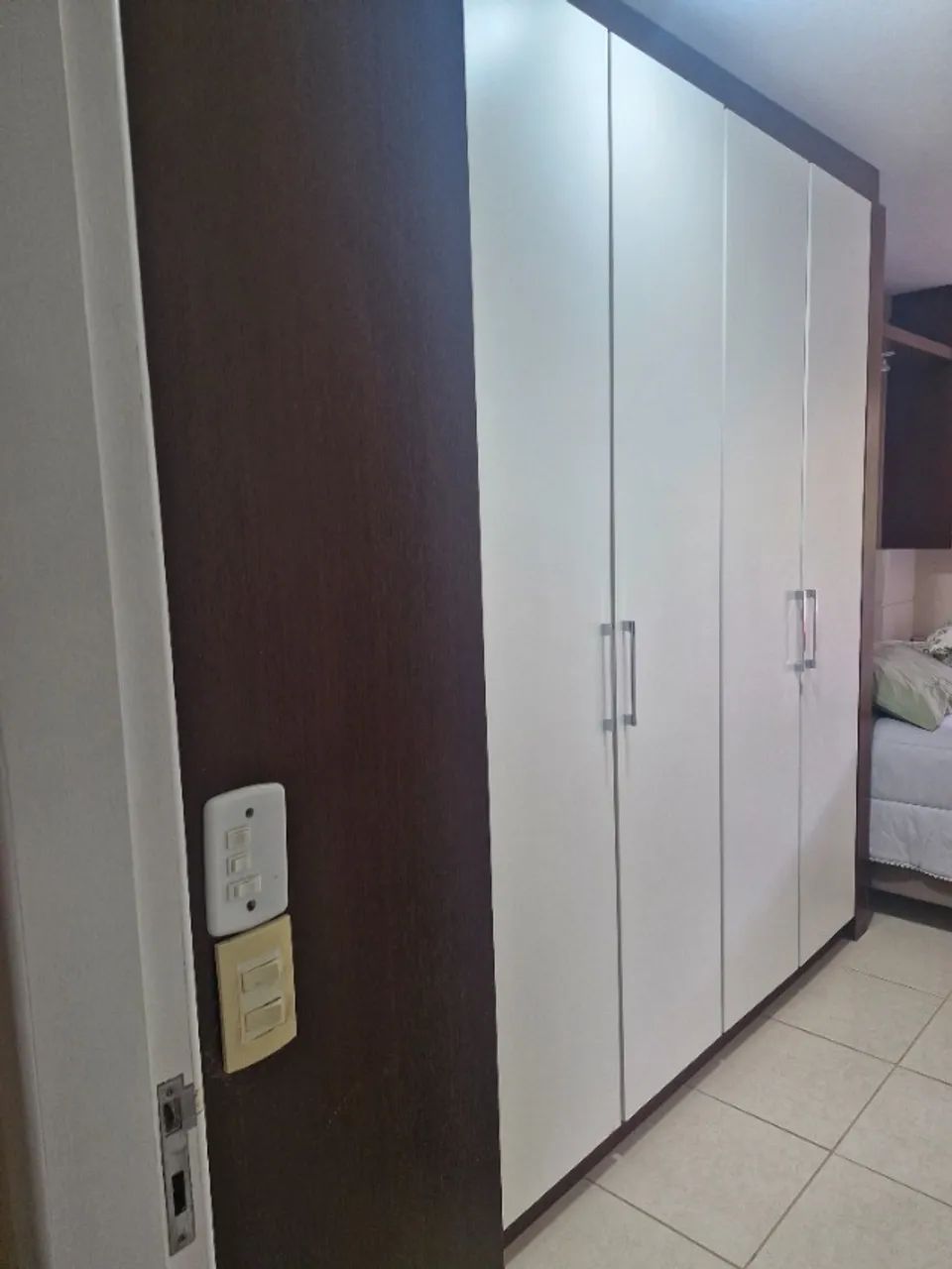 Vendo Jogo de quarto de casal - armários e cabeceira - Foto 4