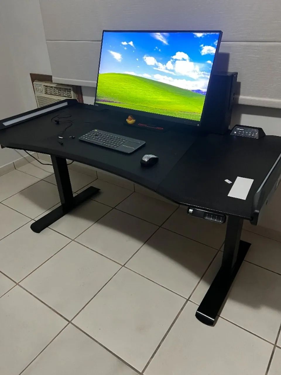 mesa gamer cougar e-mars com ajuste de altura e rgb