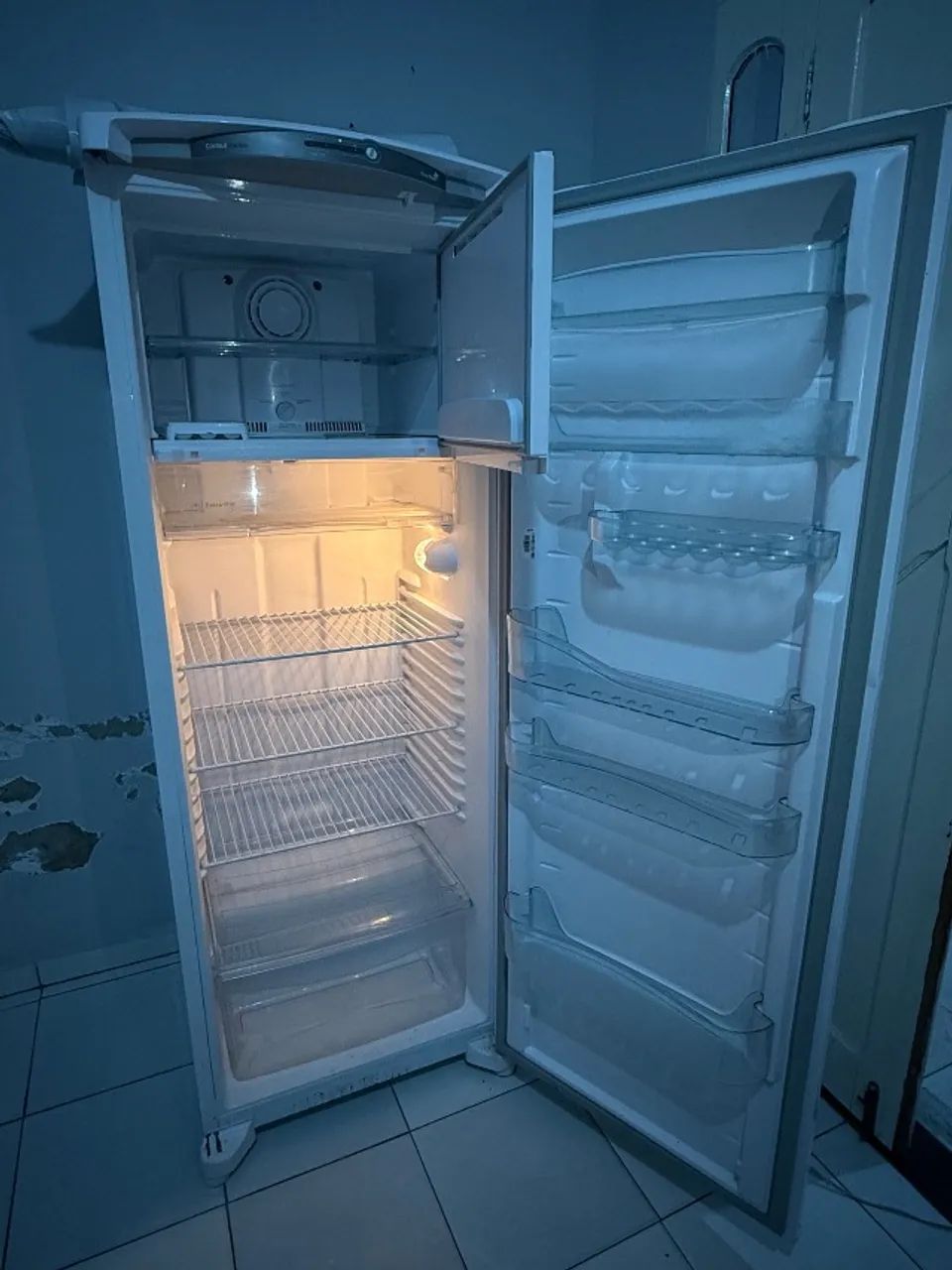 Geladeira gelo seco , da marca consul