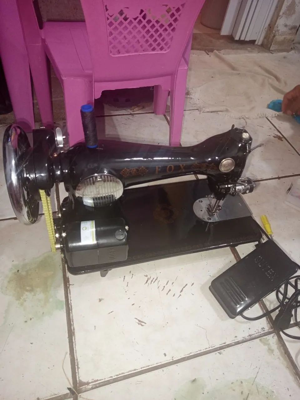 Máquina de costura pretinha nova  - Foto 2