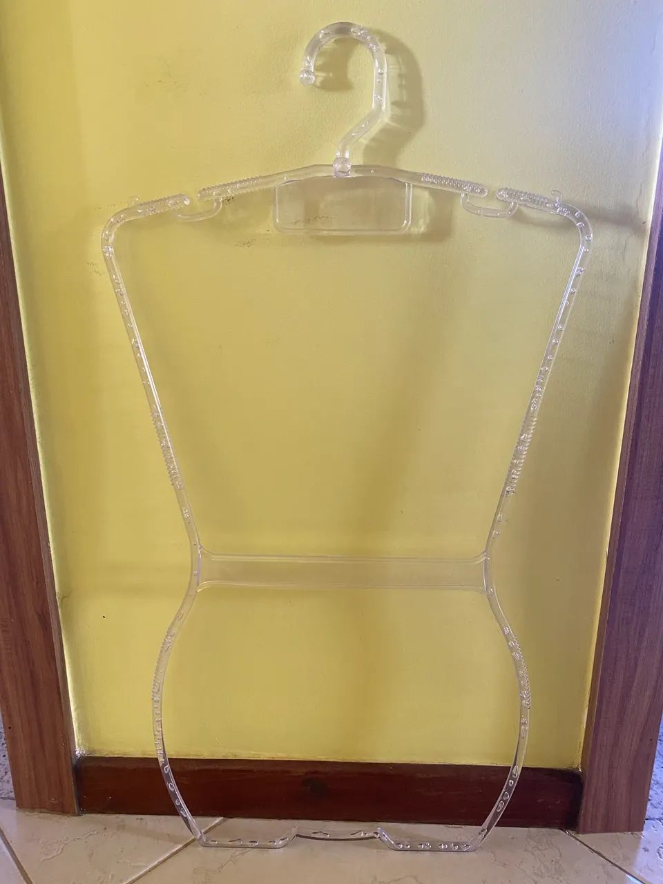 Cabide silhueta de acrílico 