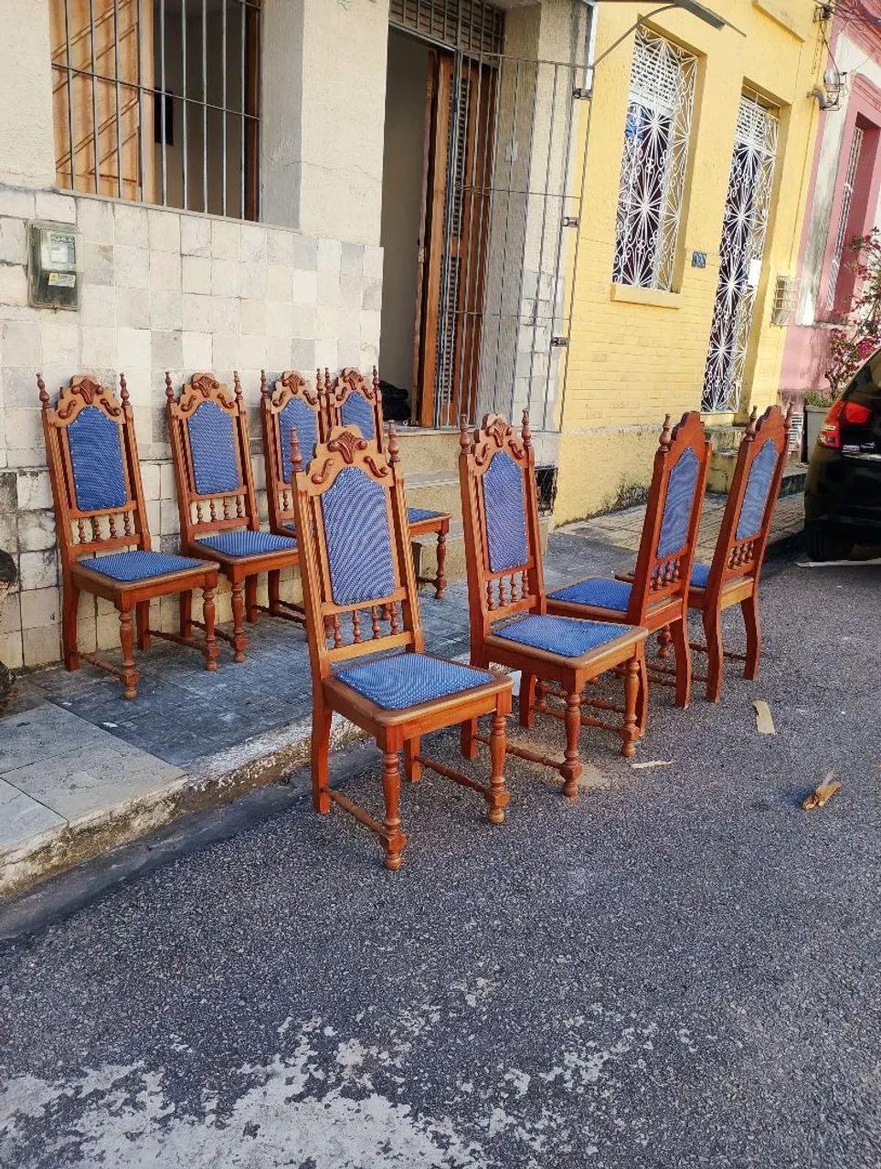 6 cadeiras colonial usadas 250 reais a unidade  - Foto 5