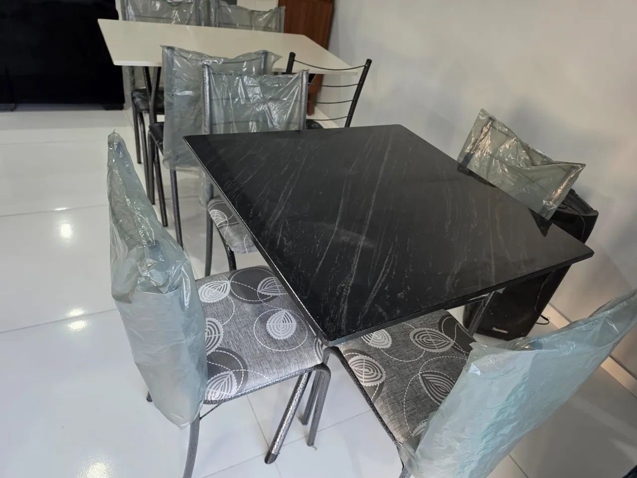MESA MÁRMORE 4 CADEIRAS NOVA
