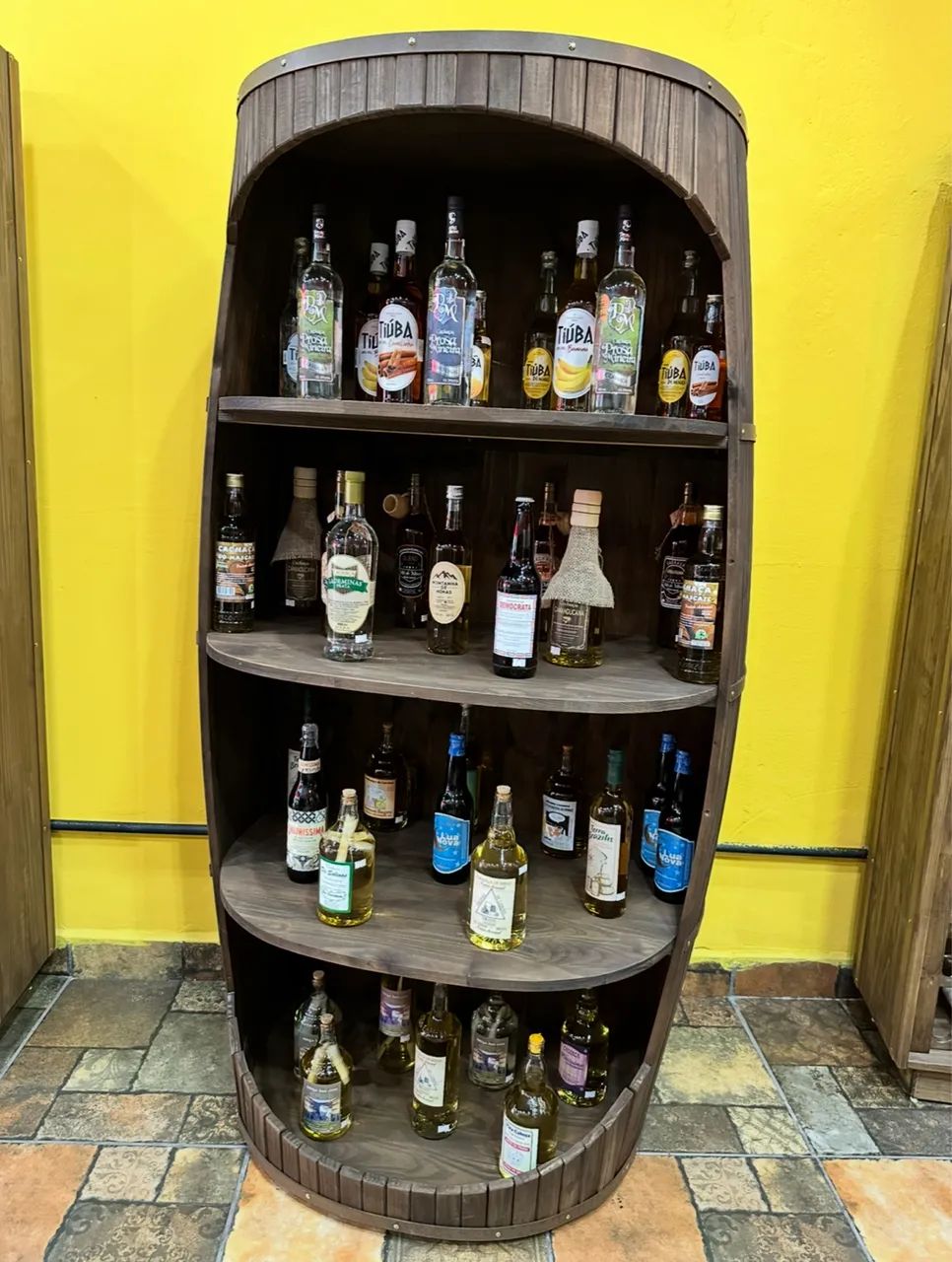Expositor de produtos em formato de barril madeira maciça.