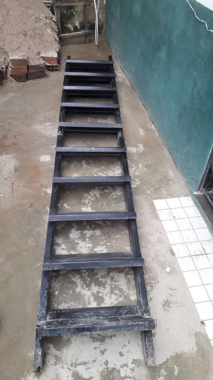 Escada de ferro com corrimão - Foto 2