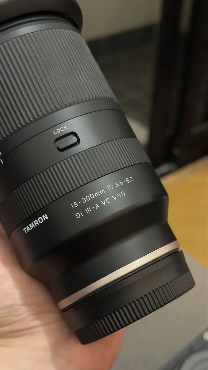 Lente Tamron 18-300 Mm F/3.5-6.3 Di Iii-a Vc Vxd Sony E Apsc Arri Standard Preto