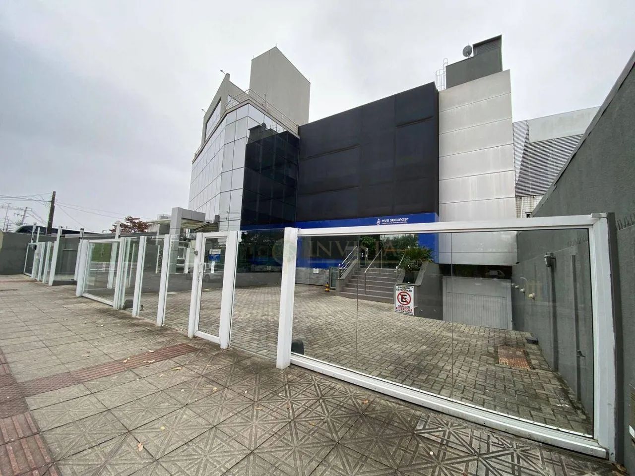 Prédio Comercial para Alugar em Capoeiras.