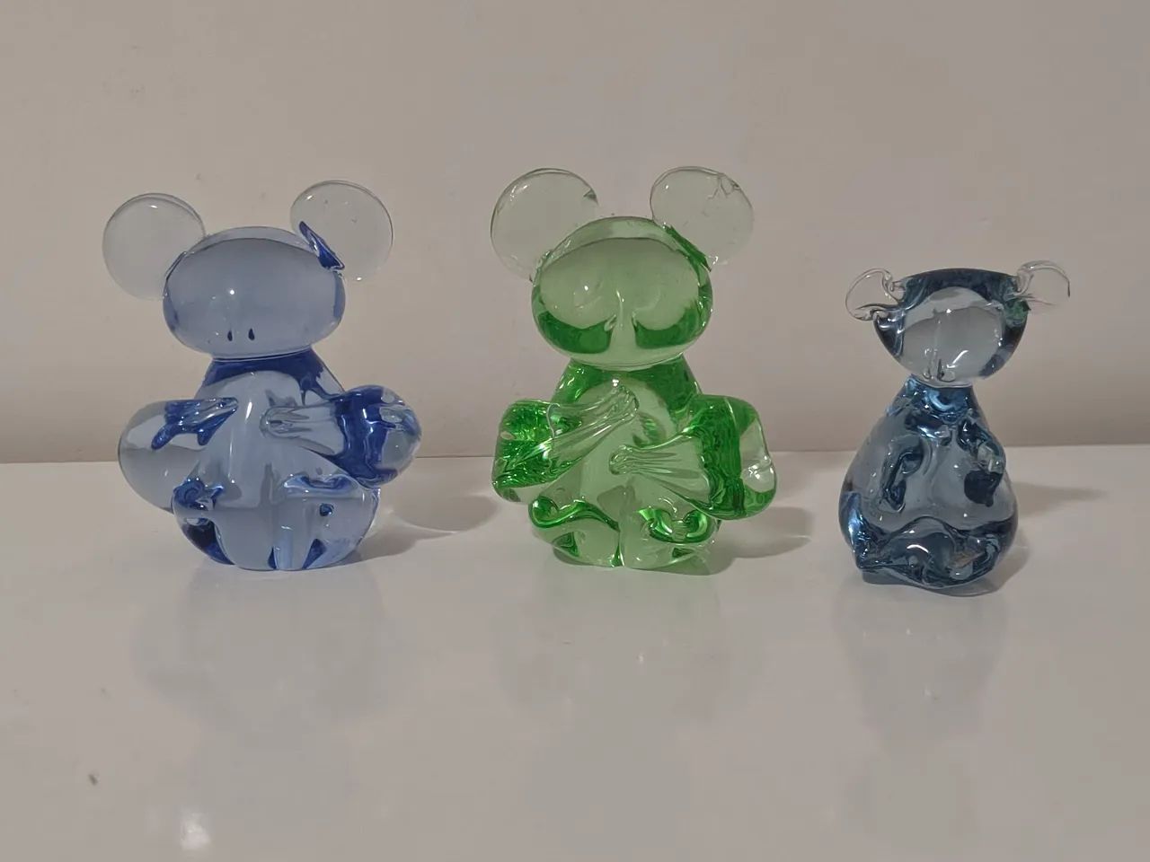 Três ursinhos de vidro coloridos