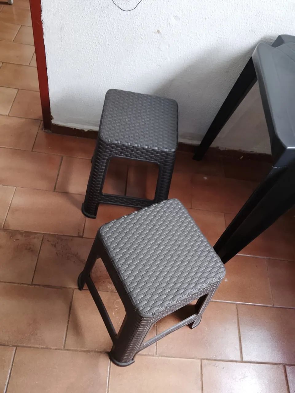 Mesa de plástico com 4 bancos - Foto 2