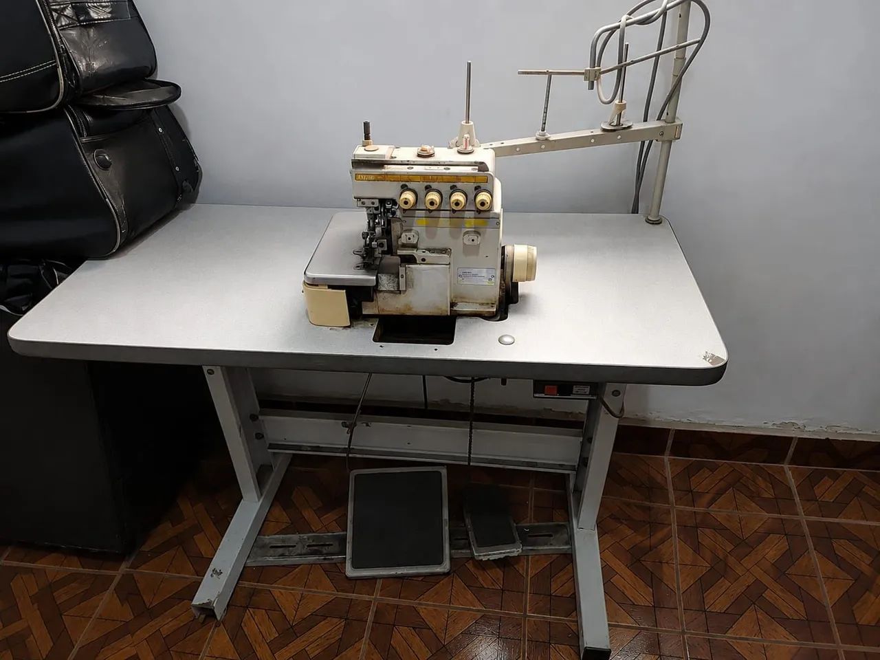 Máquina Overloque Industrial Yamata