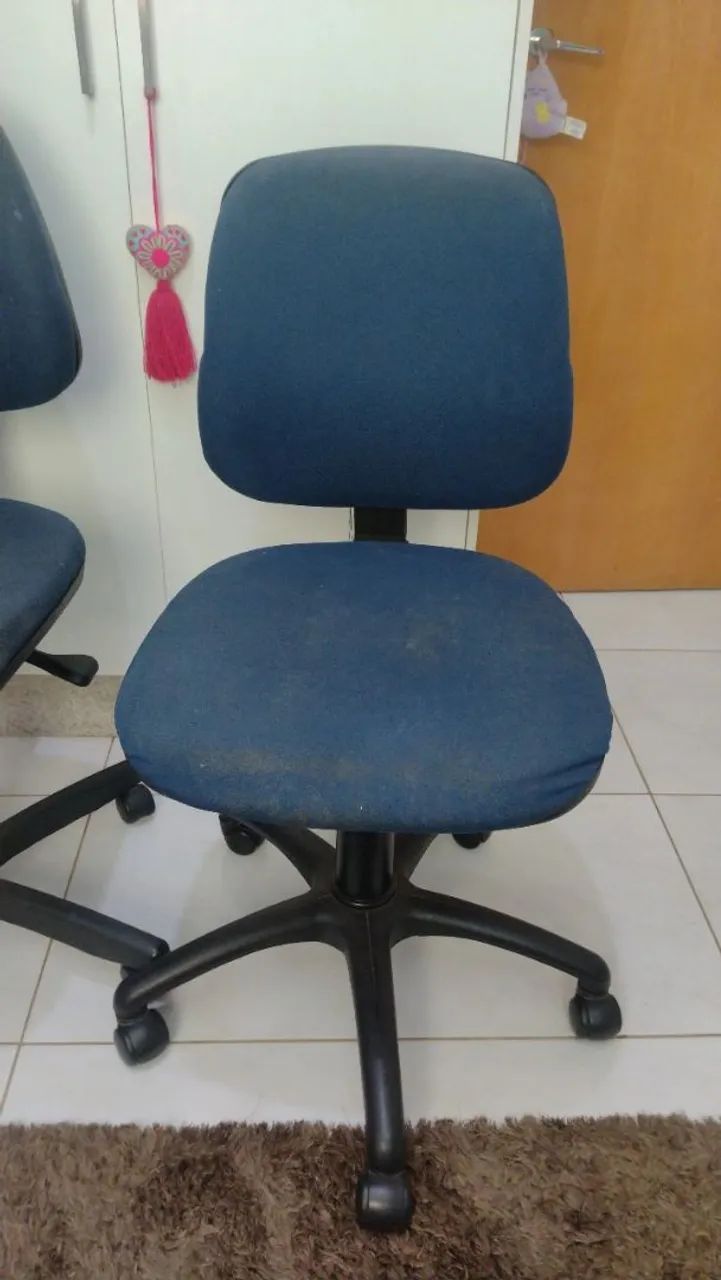 Duas Cadeiras de Escritório com Rodinhas - Foto 4
