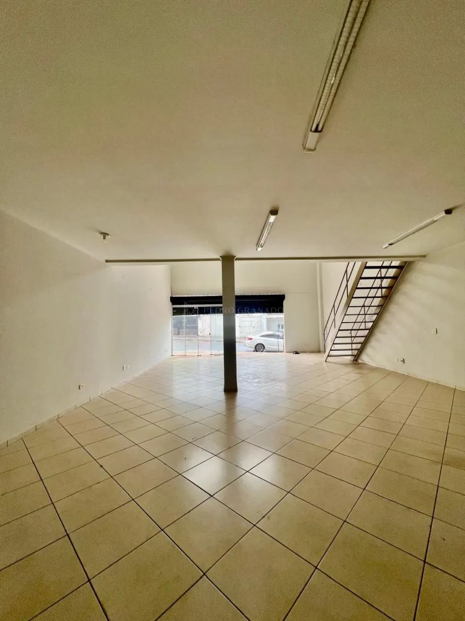 Ótimo Salão Comercial com amplo mezanino - Foto 3