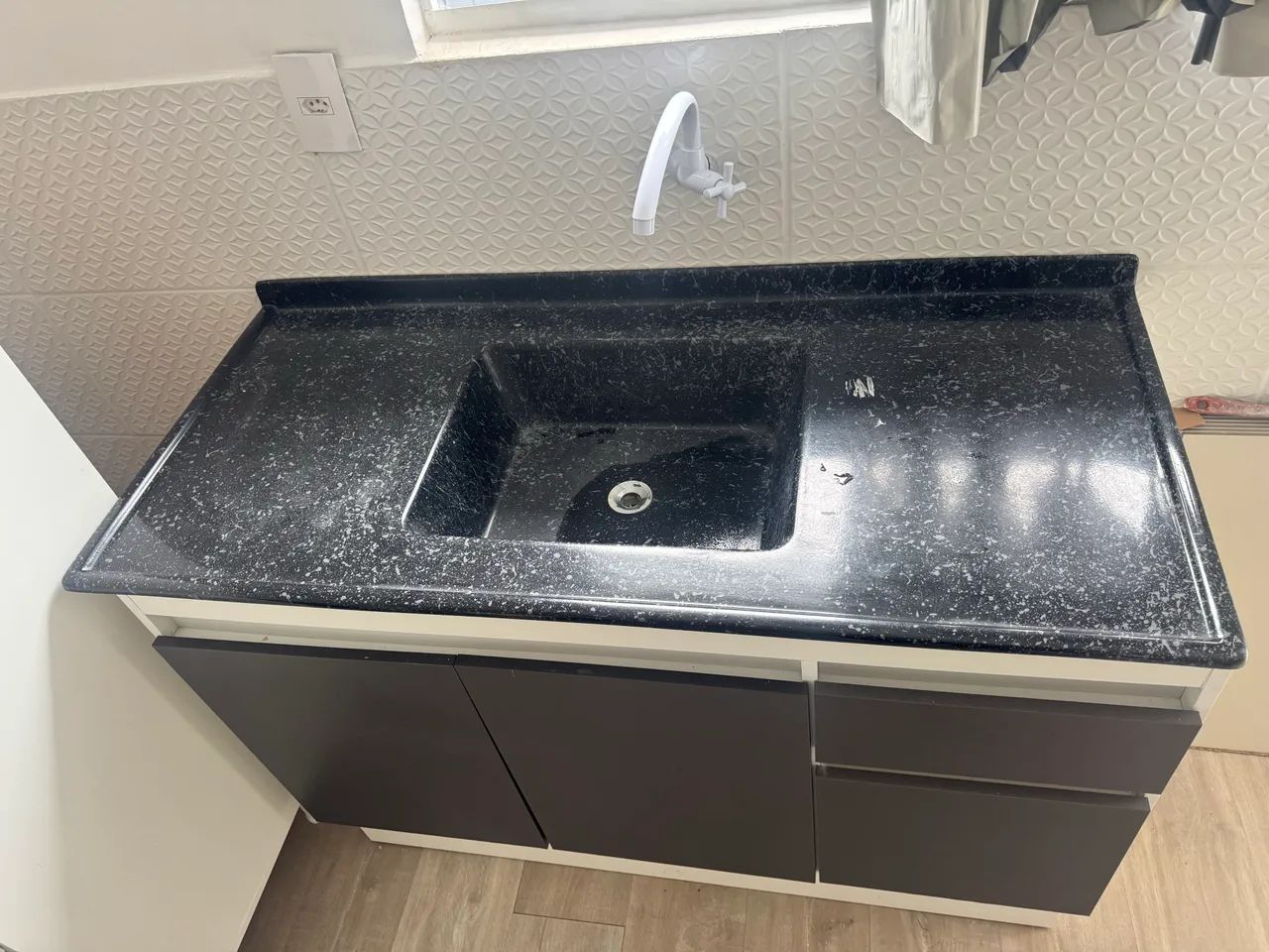 Balcão de Cozinha com Pia C/ Bancada cor Granito Preto MDF E Movél Branco Armário MDF - Foto 3