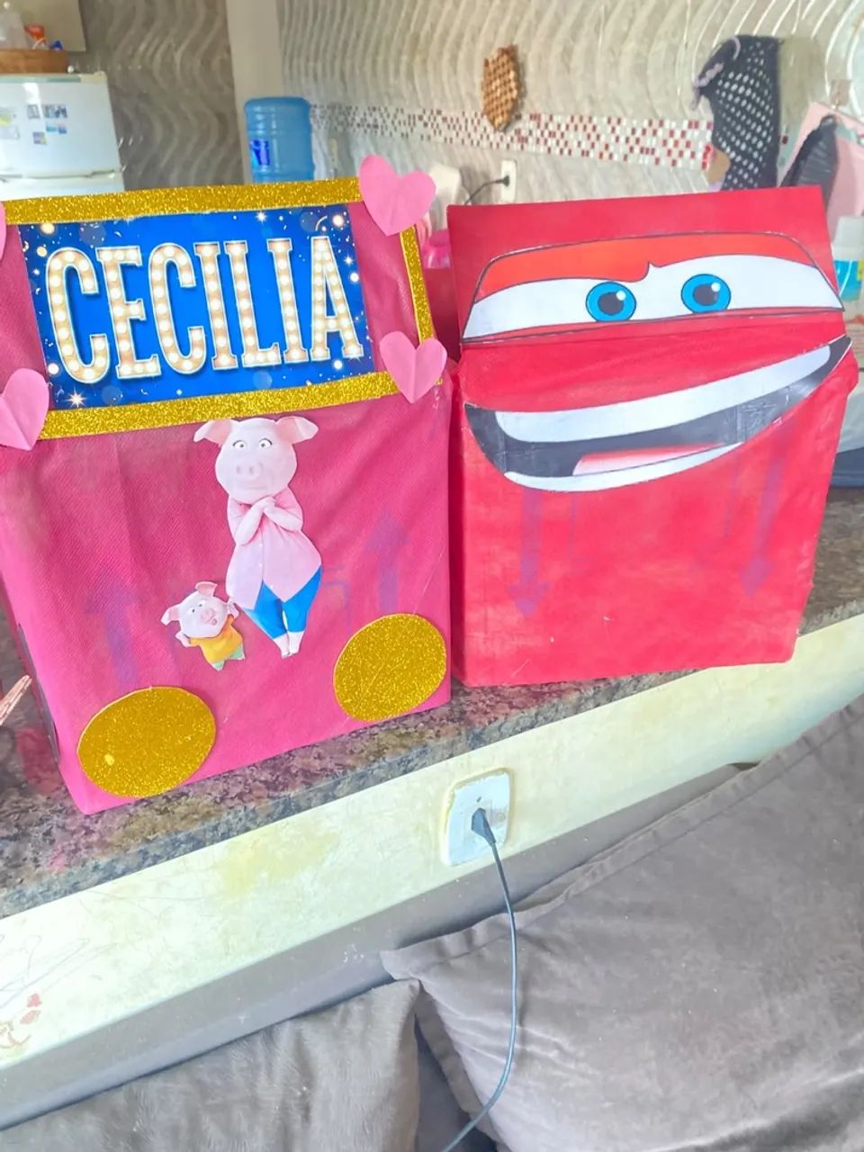 Carrinho de papelão e mochila maluca