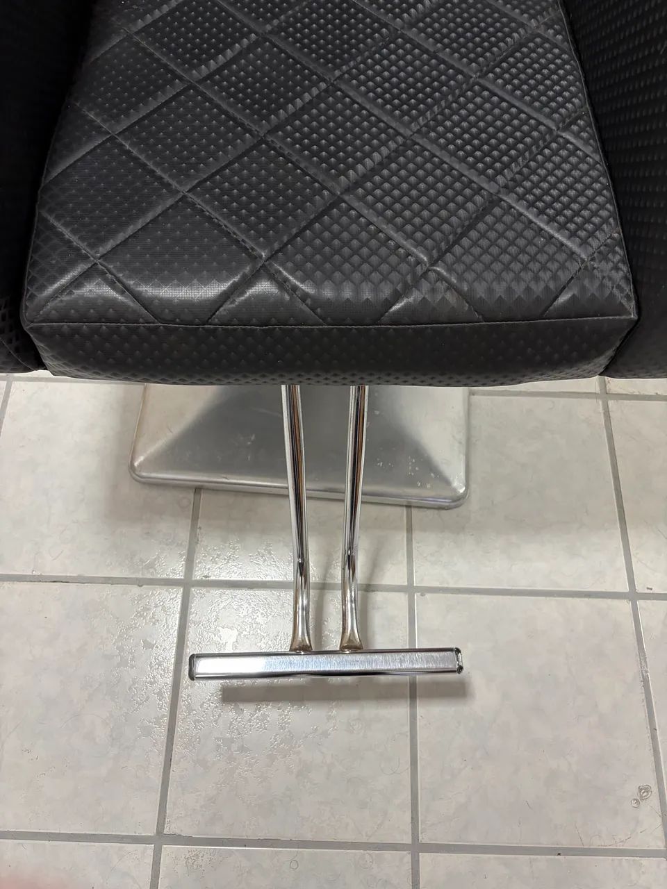 Cadeira cabeleireiro profissional - ótimo custo benefício  - Foto 2