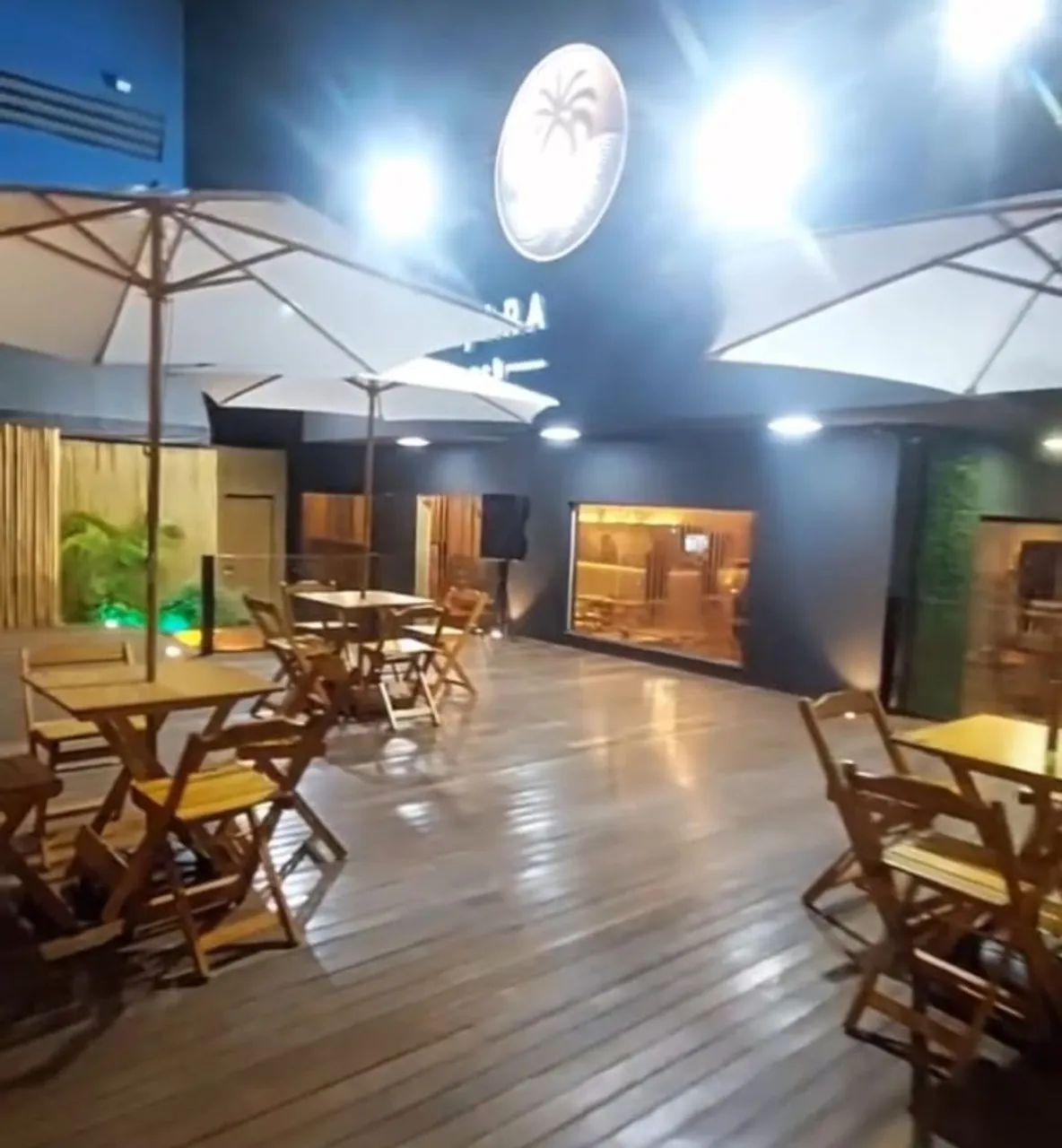 Sete Conjuntos de mesa e cadeira dobrável cor mel