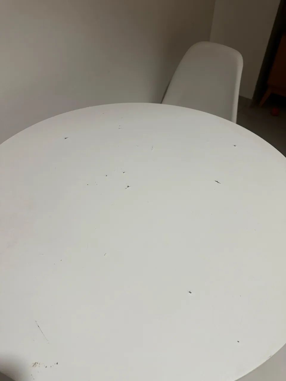 Round table with 3 chairs65704316812547122