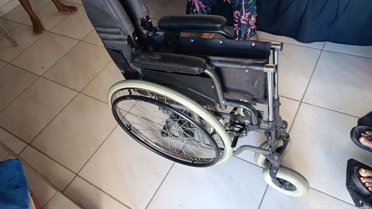Vendo cadeira de roda - Foto 4