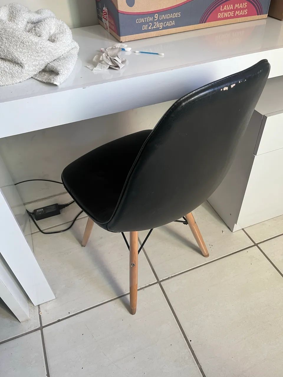 Mesa escritório/ penteadeira com cadeira semi novos - Foto 2