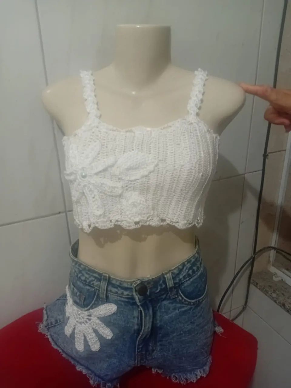 Pronta entrega.Croped de crochê e short Jeans c aplicação de crochê...