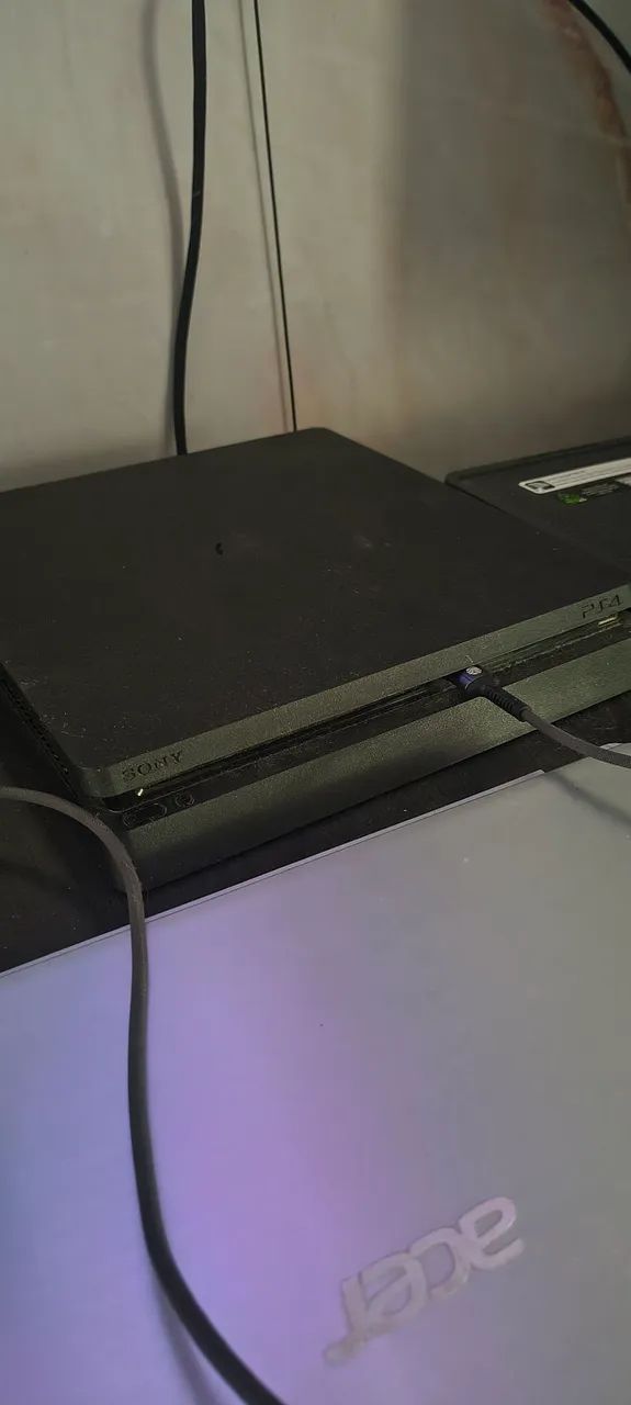 PS4 com 3 controles e 07 Blue-ray de Games