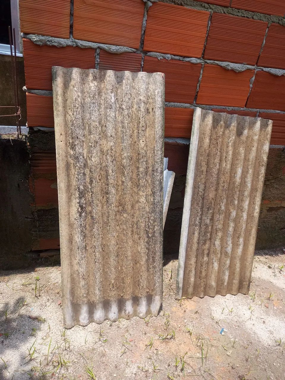 Vendo 12 sobras de telhas de amianto daquelas antigas!,, que variam de 1,40 m e 1,20 m e - Foto 2