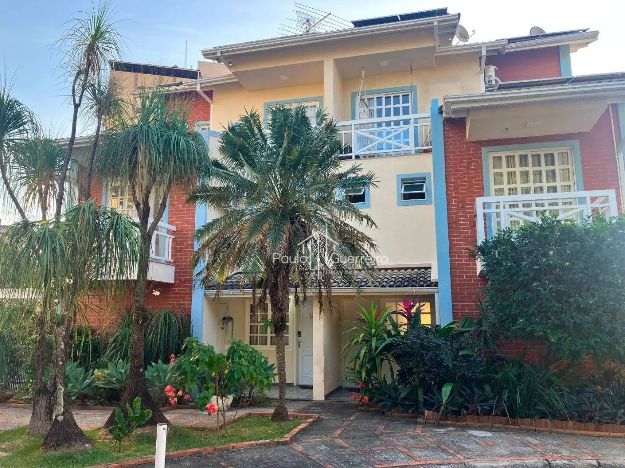 Casa Triplex com Elevador e Fotovoltaica no Ingá