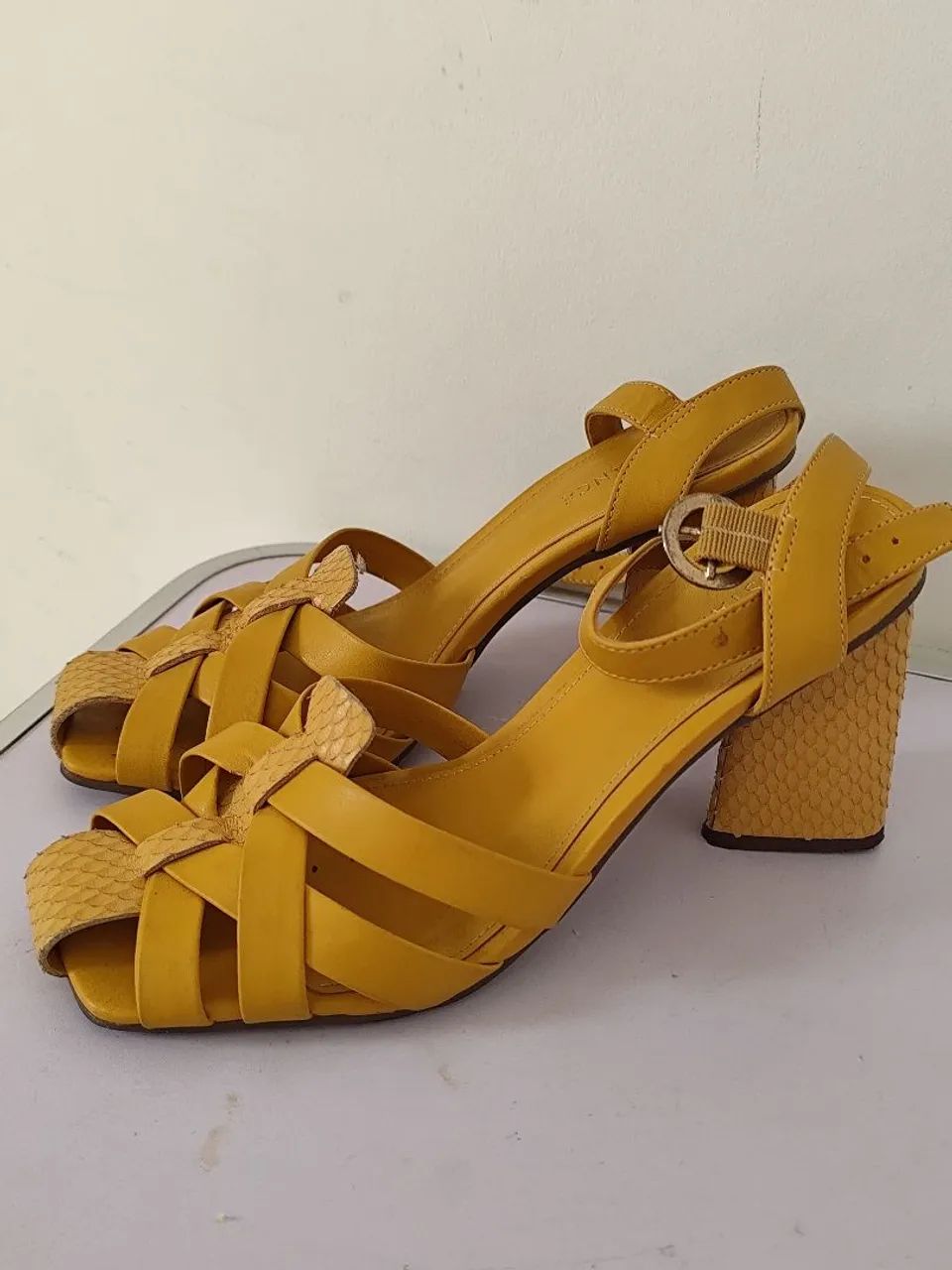 Sandália couro amarelo  - Foto 2