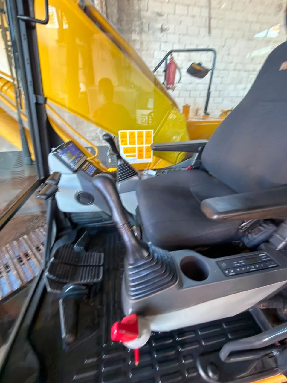 Pc 210 komatsu 3.200hs impecável  - Foto 3