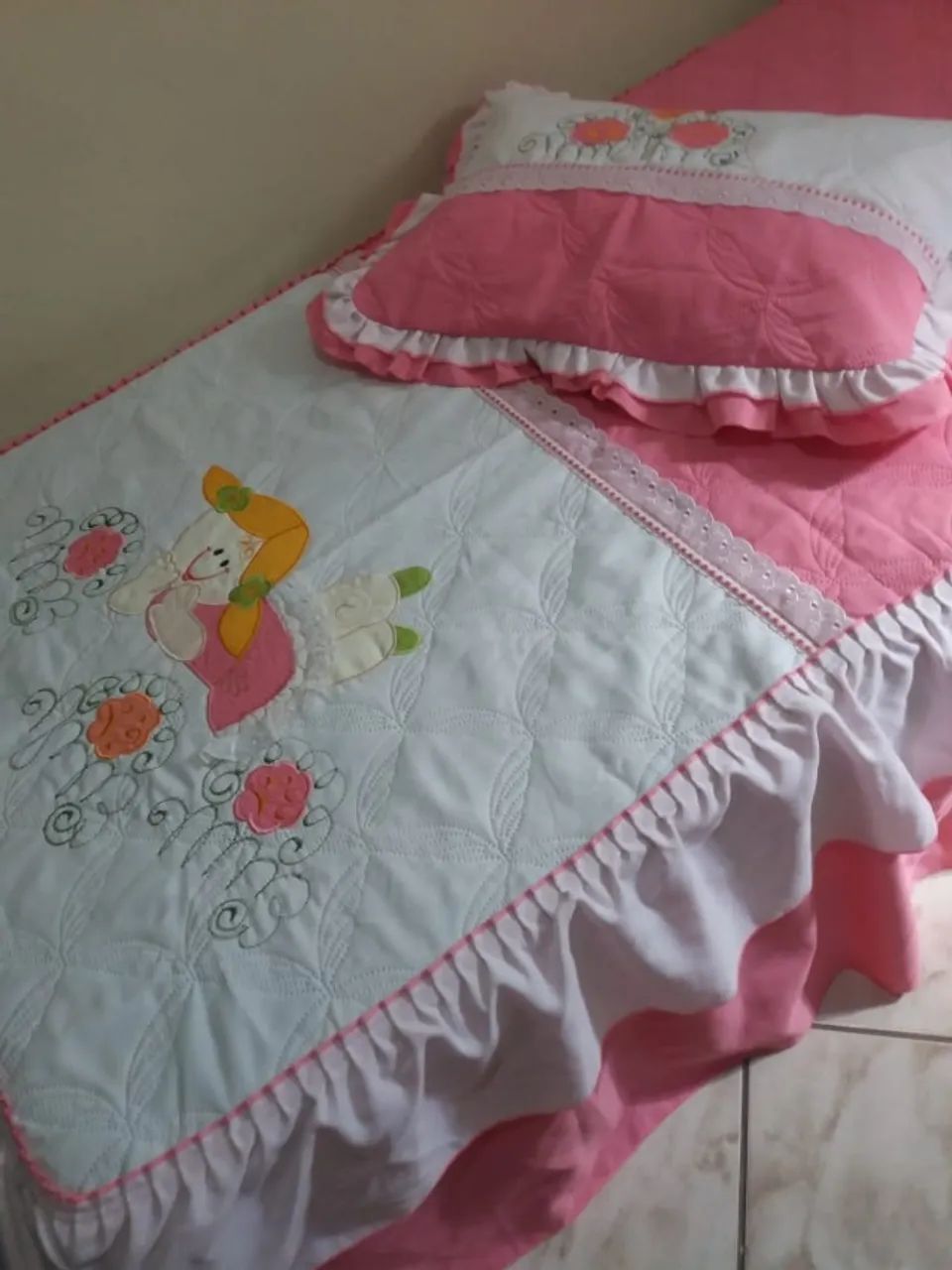 COLCHA INFANTIL E PORTA-TRAVESSEIRO ACOLCHOADA COM BORDADO APLICADO E COM BABADO - SEMINOV