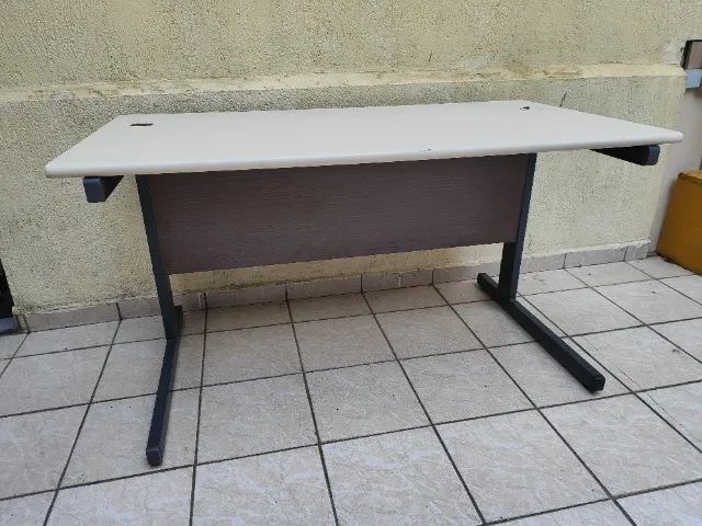 Well-preserved rectangular white wooden desk with metal legs - 1.4 m