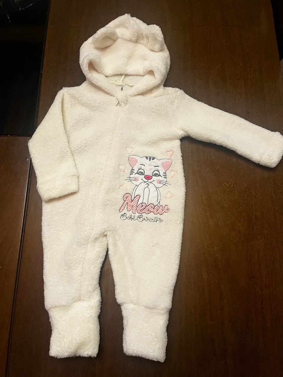 Macacão branco felpudo bebê unissex 1-3 meses - Foto 3