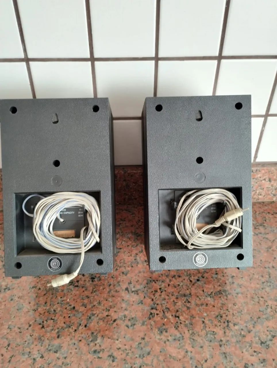 2 caixas de som Gradiente (pequenas)