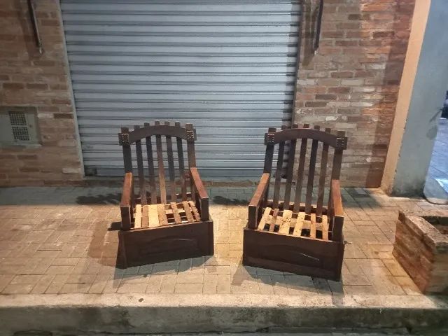 Vendo duas poltronas madeira maciça antiga  - Foto 4