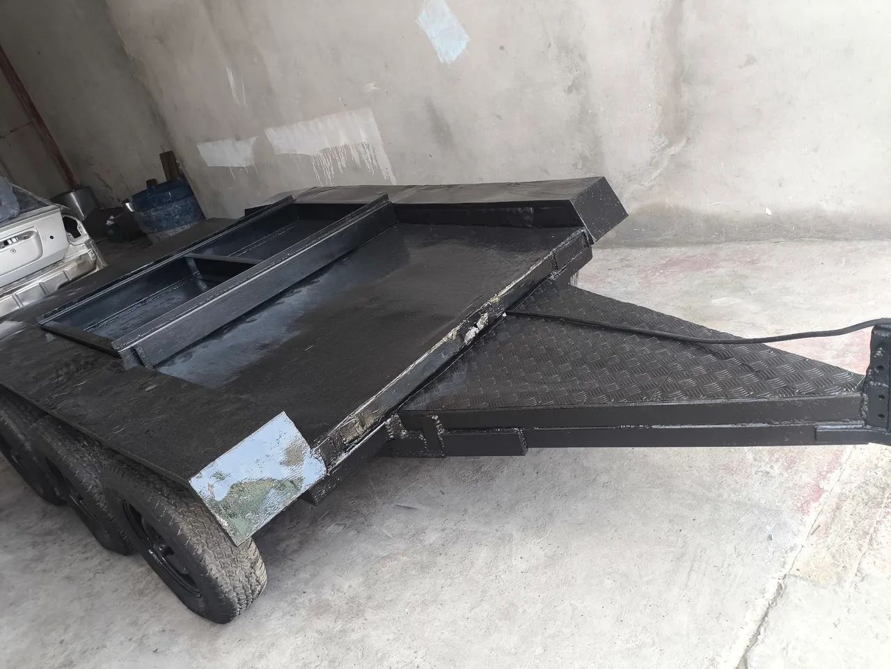 Carrocinha reforçada 03 eixos documentada 