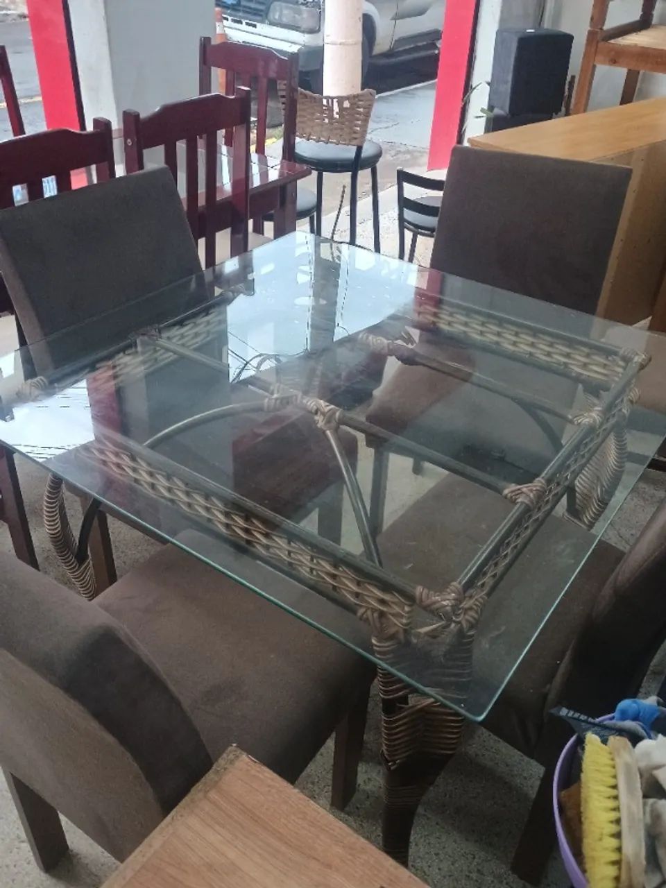 Mesa linda com 4 cadeiras estofadas  - Foto 2
